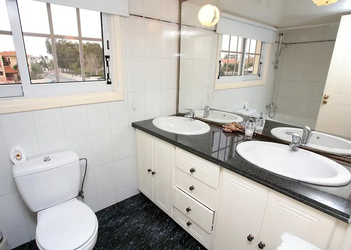 The White House Вілла Ларнака