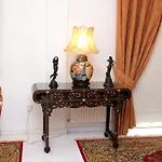 فيلة The White House لارنكا