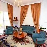 فيلة The White House لارنكا